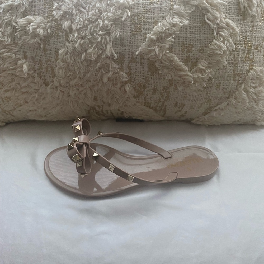 VALENTINO RUBBER ROCKSTUD THONG